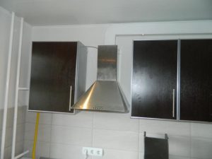 Установка вытяжки на кухне в Барнауле