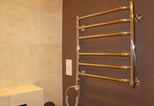 Установка электрического полотенцесушителя в ванной в Барнауле